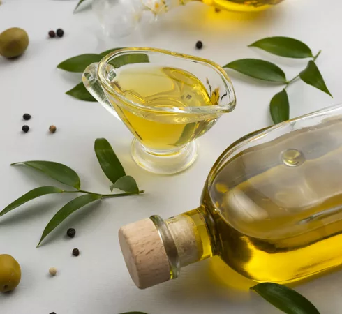 Huile d'olive en bouteille et dans une tasse  © Freepix
