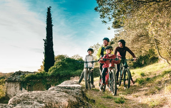 Famille en VTT dans le Vaucluse  © O'Brien
