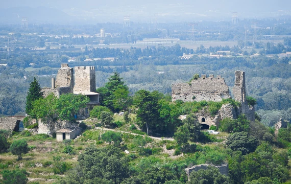 Forteresse de Mornas en Vaucluse  © Pamato