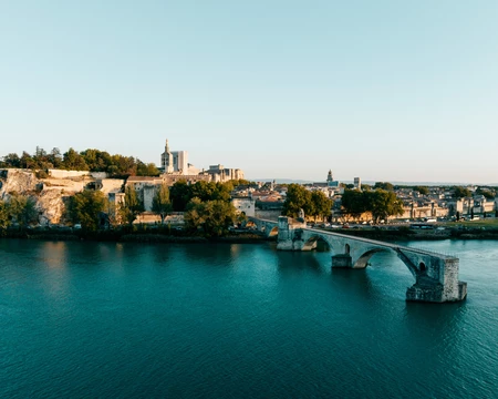 Le Rhône, le Pont d'Avignon et la ville  © Thomas O'Brien