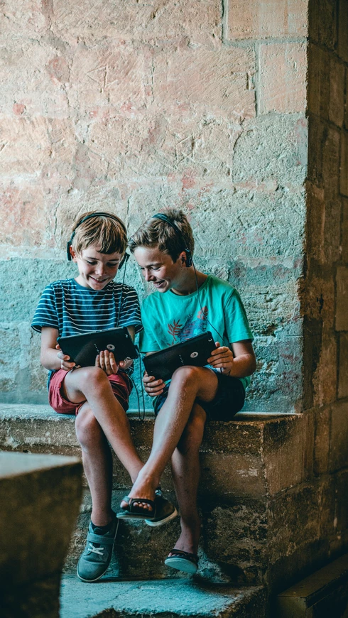 Enfants visitant le Palais des Papes  © O'Brien