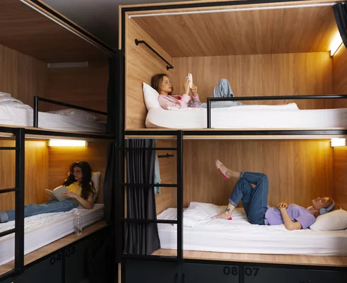 Jeunes amis dans une auberge  © Freepik pikisuperstar