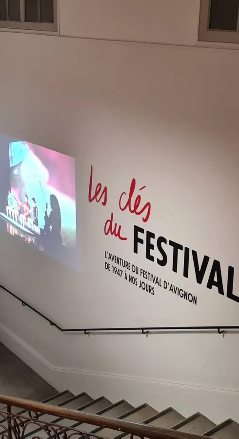 Des murs blancs sur lesquels sont inscrits Les Clés du Festival et un plan d'Avignon  © Valérie Gillet